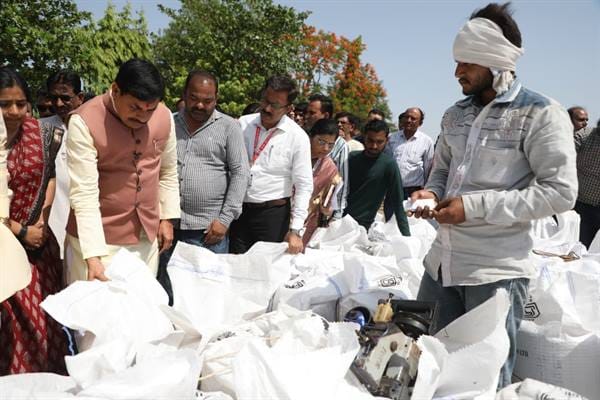 Chief Minister Dr. Yadav conducted a surprise inspection of wheat procurement centres.