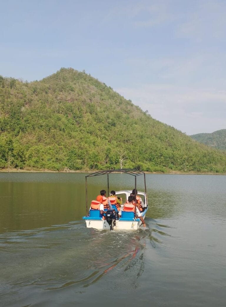 The boat of smiles becomes the rudder of self-reliance