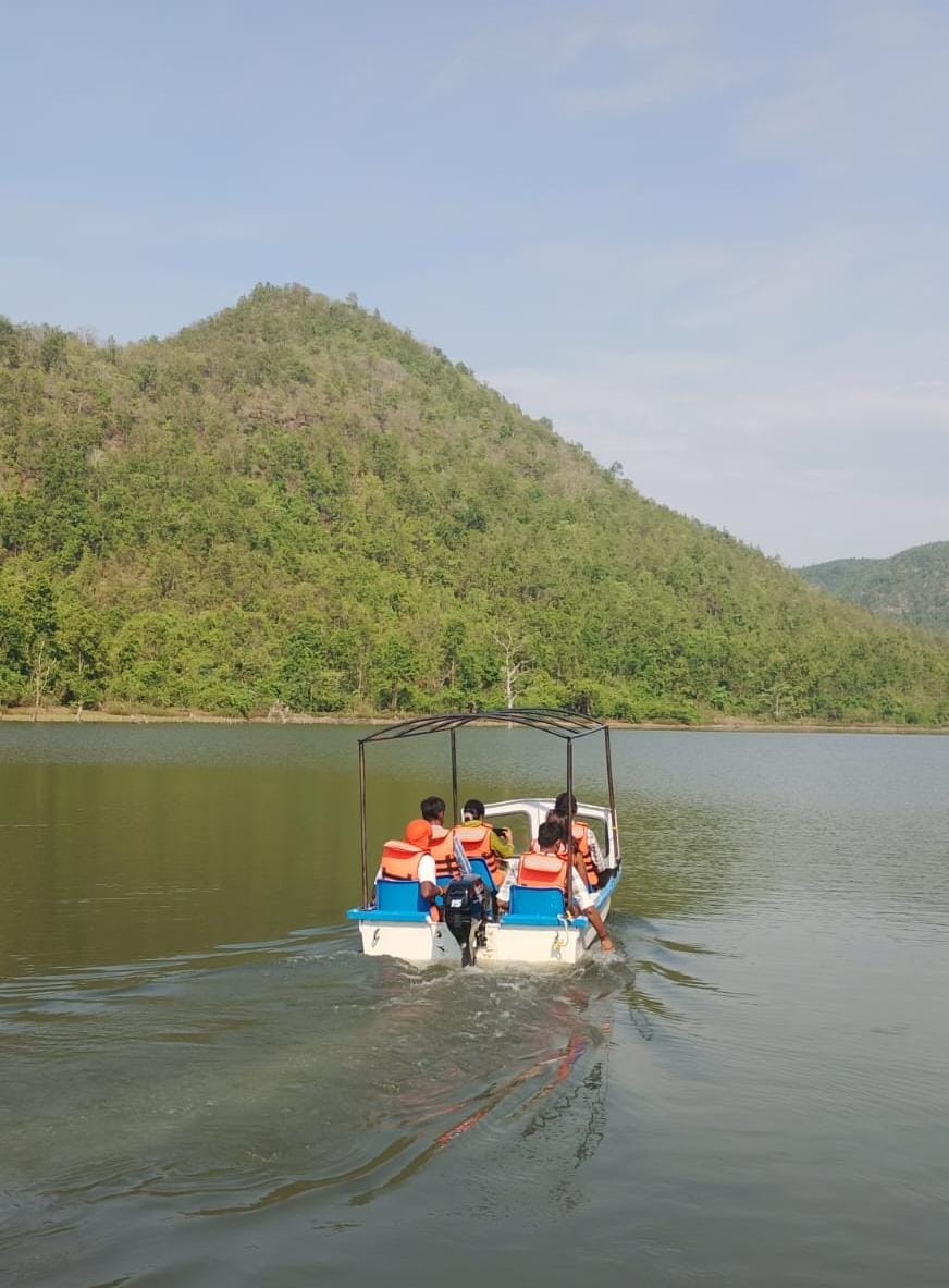 The boat of smiles becomes the rudder of self-reliance