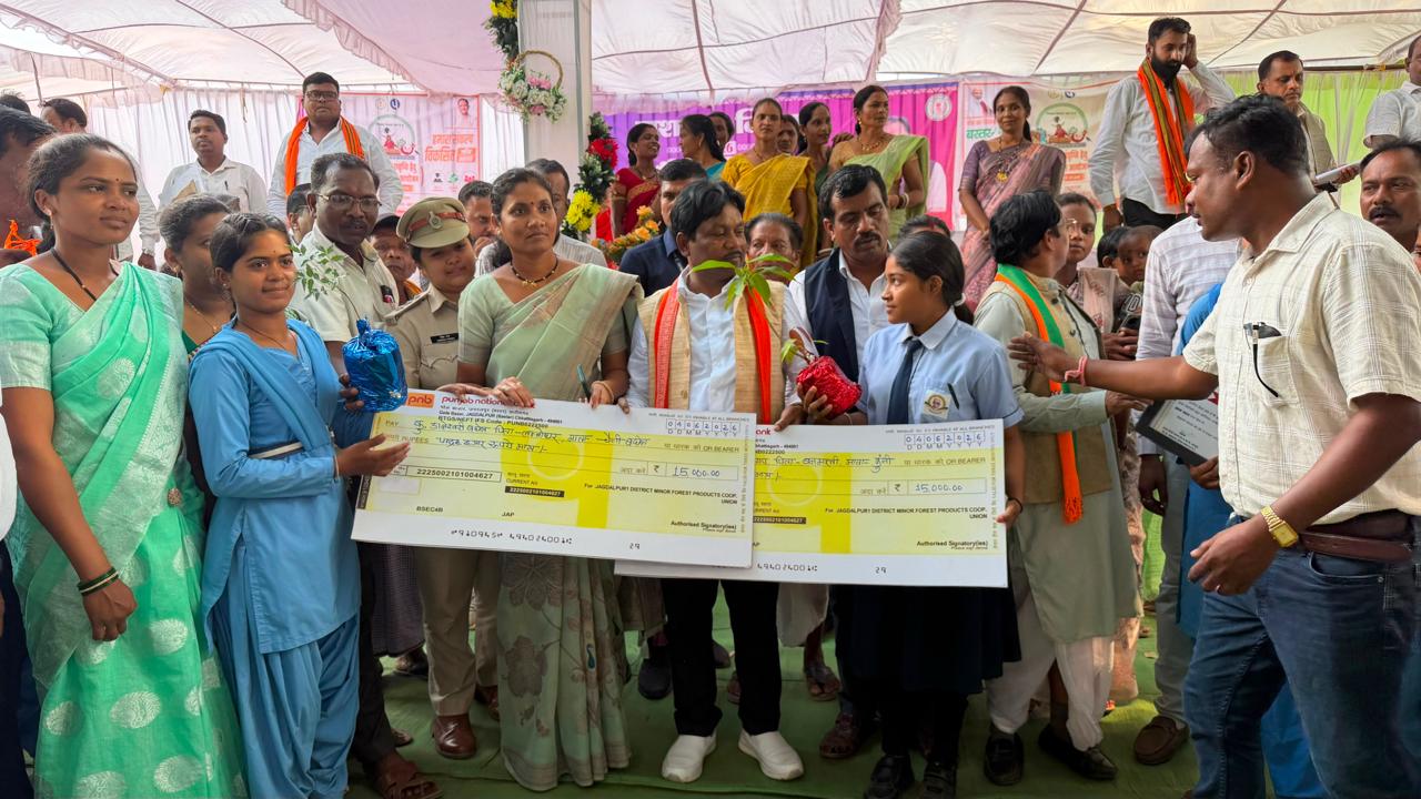  Bastar’s daughters set an example of success, Rudrani and Daleshwari from tendu leaf collector families have enhanced the region’s pride.
