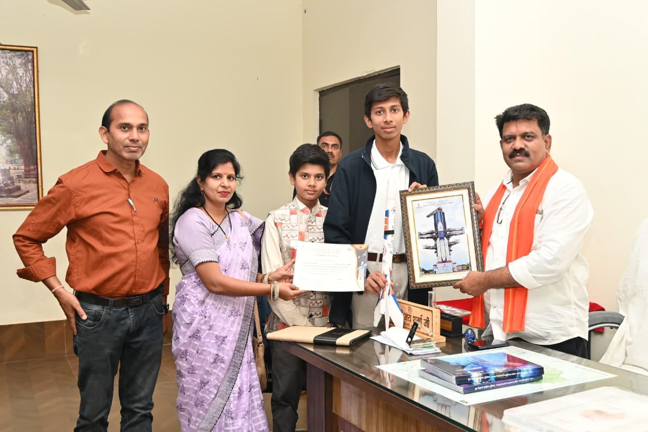  Deputy Chief Minister Shri Vijay Sharma met Abhishek, selected for ISRO’s Yuvika programme, and extended his best wishes.