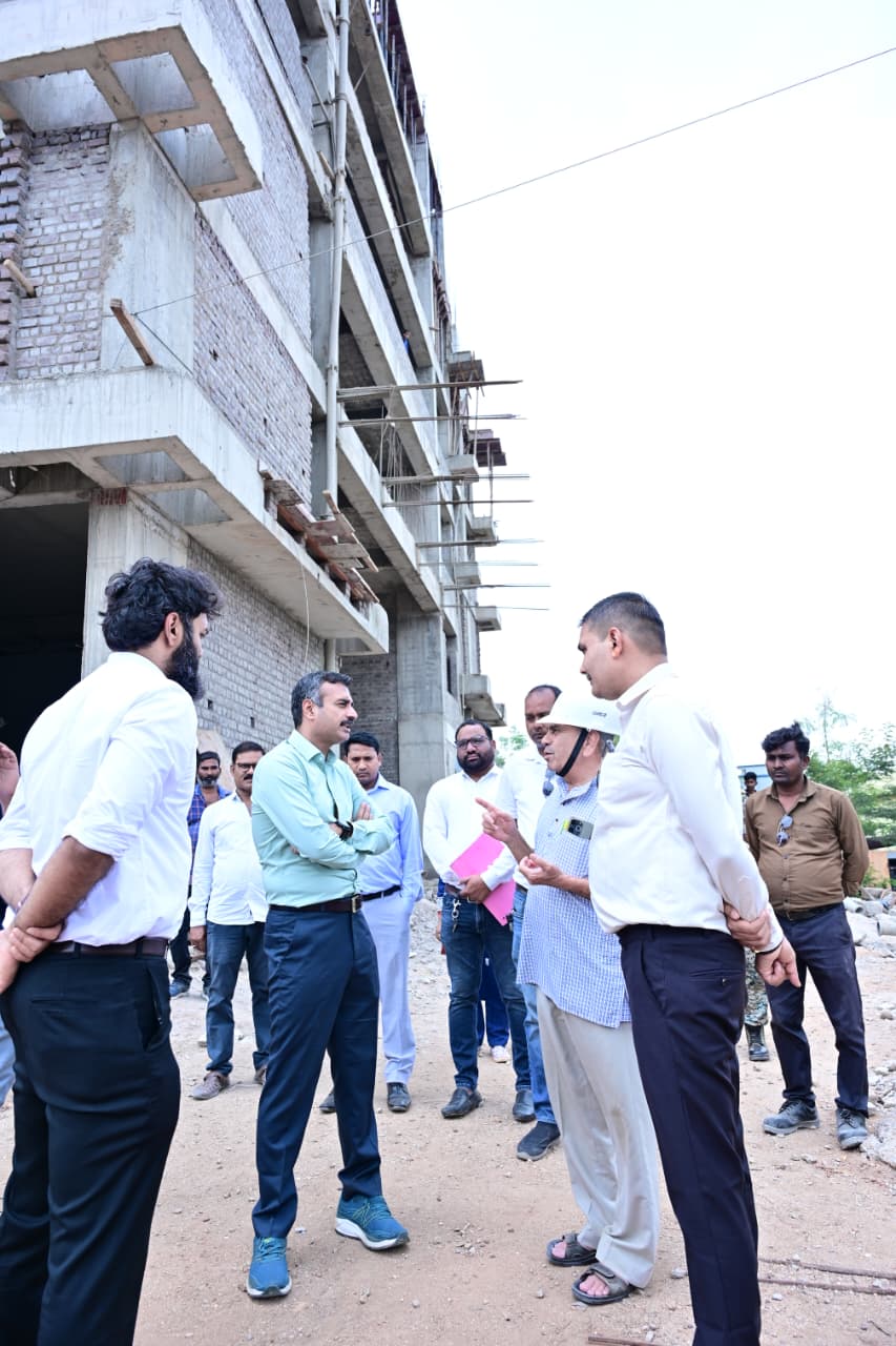 Secretary in charge of the under-construction Jagdev Ram Oraon Kalyan Ashram Hospital, Shri Ankit Anand, inspected it.