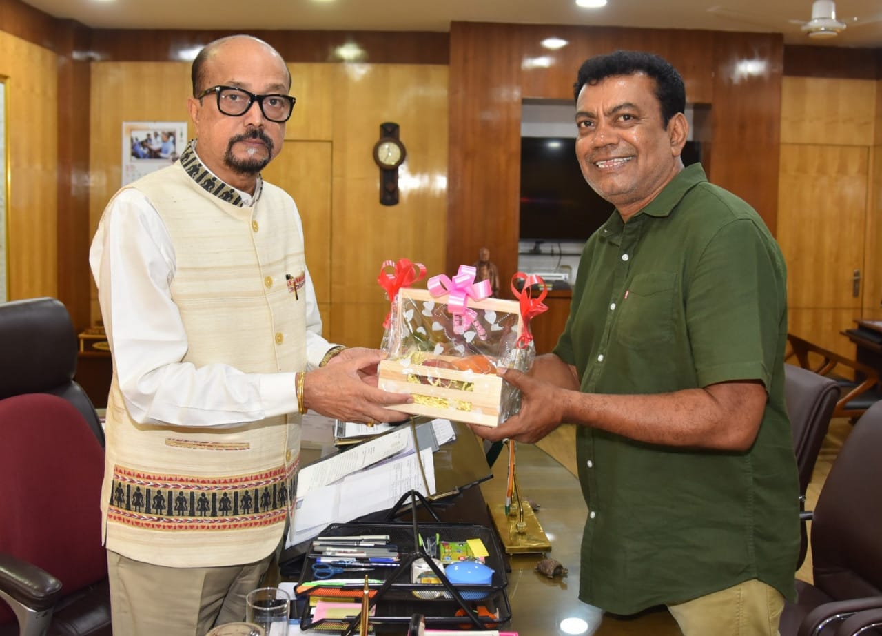 Tree Man of Jagdalpur presented Miyazaki Mango to Governor Shri Deka