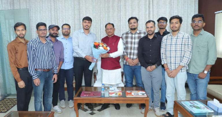 Chief Minister Shri Vishnudev Sai met the students of Tribal Youth Hostel who were successful in the UPSC preliminary examination.