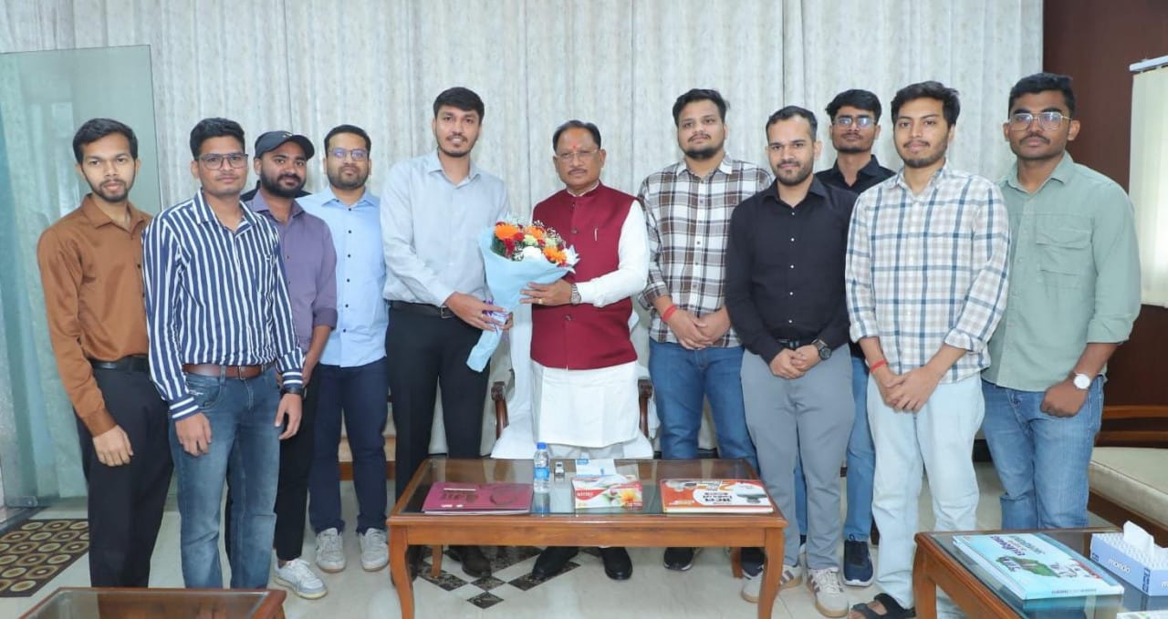 Chief Minister Shri Vishnudev Sai met the students of Tribal Youth Hostel who were successful in the UPSC preliminary examination.