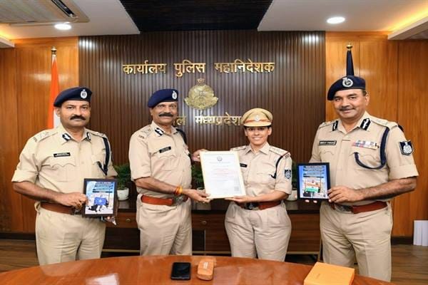 DGP Shri Kailash Makwana paid a courtesy visit to Kilimanjaro climbing inspector Mrs. Deepika Gautam