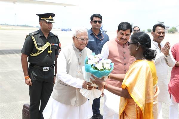 A fond farewell was given to President Smt. Murmu at Indore Airport
