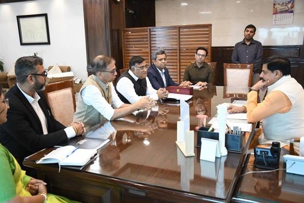 Chief Minister Dr. Mr. Hemant Rupani, Chief Executive Officer of Hindustan Coca-Cola Beverages met Mr. Yadav