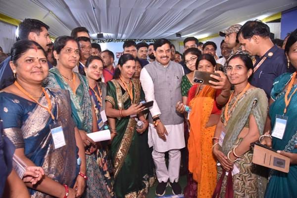 Chief Minister Dr. Yadav interacted with the women of Krishna Livelihood Self Help Group in Kukru