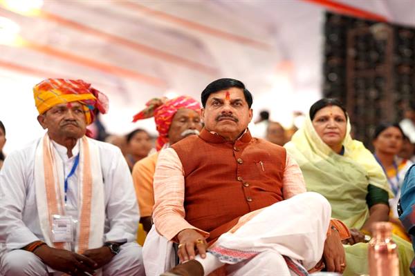 Chief Minister Dr. Yadav heard Man Ki Baat program with farmers in Shujalpur
