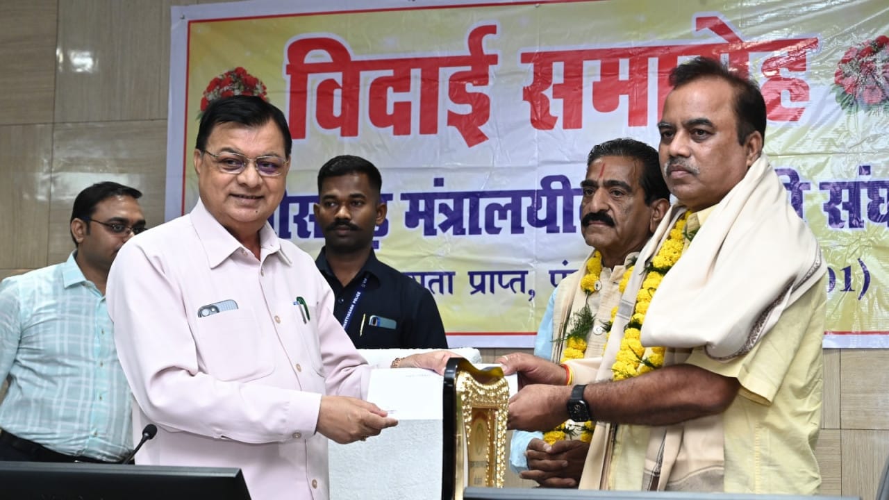 Three officers and employees of the ministry were given a respectful farewell.