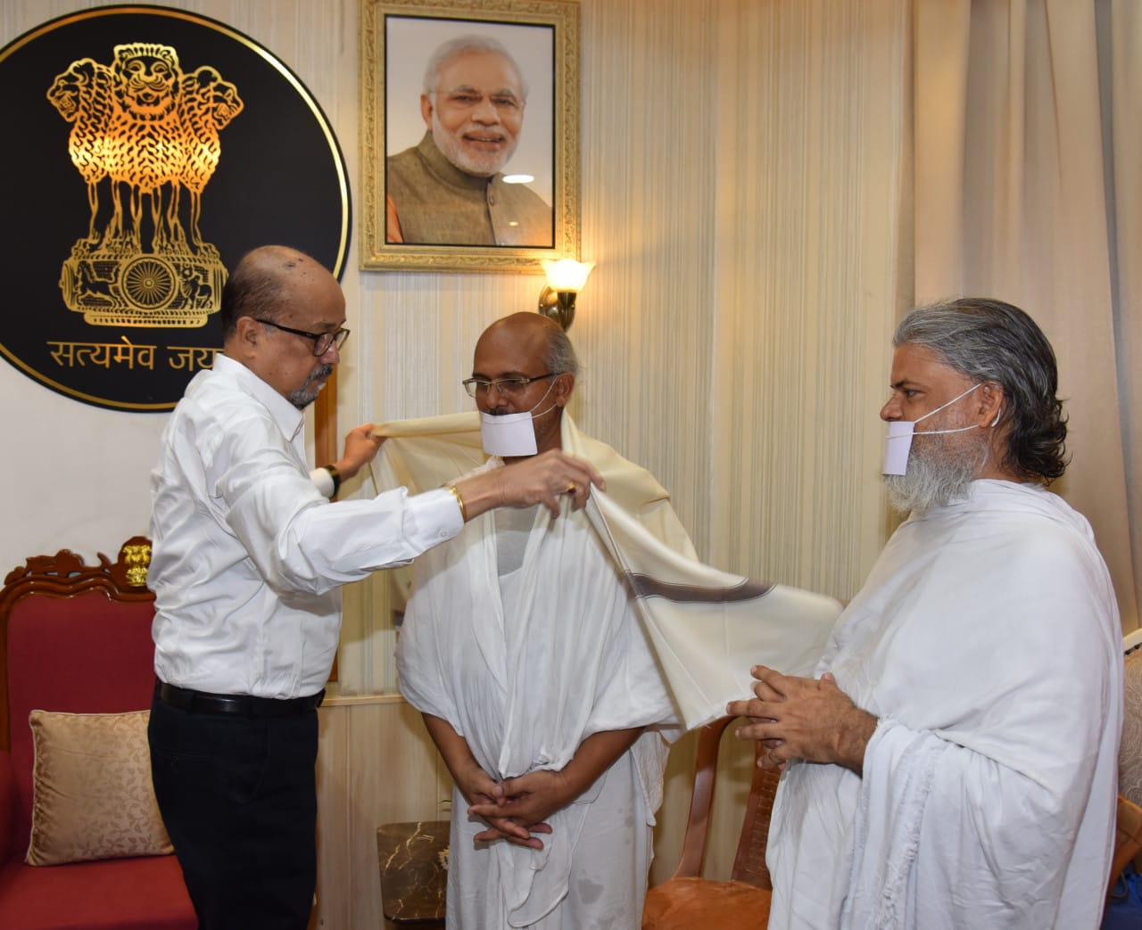 Saints of Sarvodaya Shanti Padyatra paid a courtesy call on Governor Shri Deka