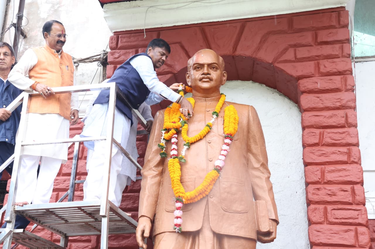  Forest Minister Mr. Kashyap paid floral tribute on the birth anniversary of Dr. Shyama Prasad Mukherjee.