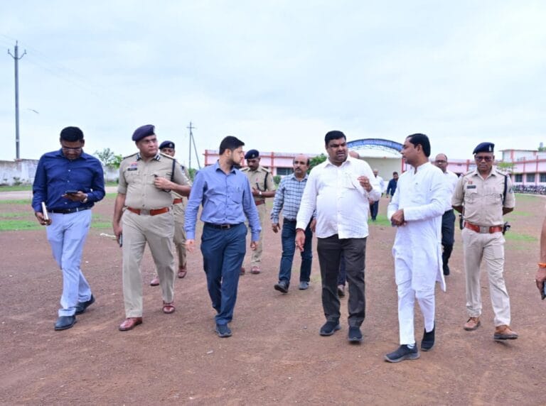 School Education Minister Gajendra Yadav reached Ganiyari and took stock of the preparations for Dashahara and tribute programme of Padma Vibhushan Dr. Teejan Bai.