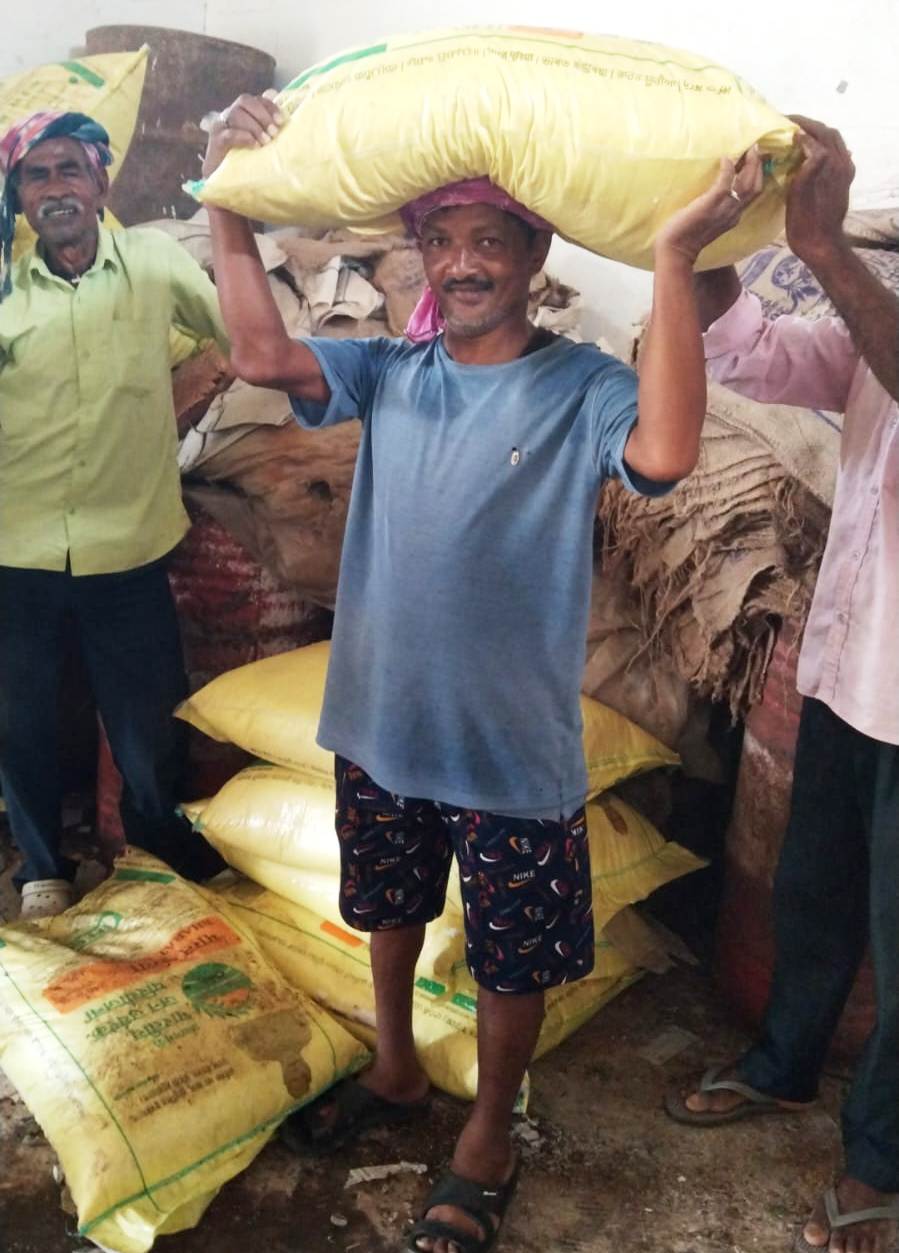 Timely availability of fertilizers boosts hopes of farmer Gendal Lal