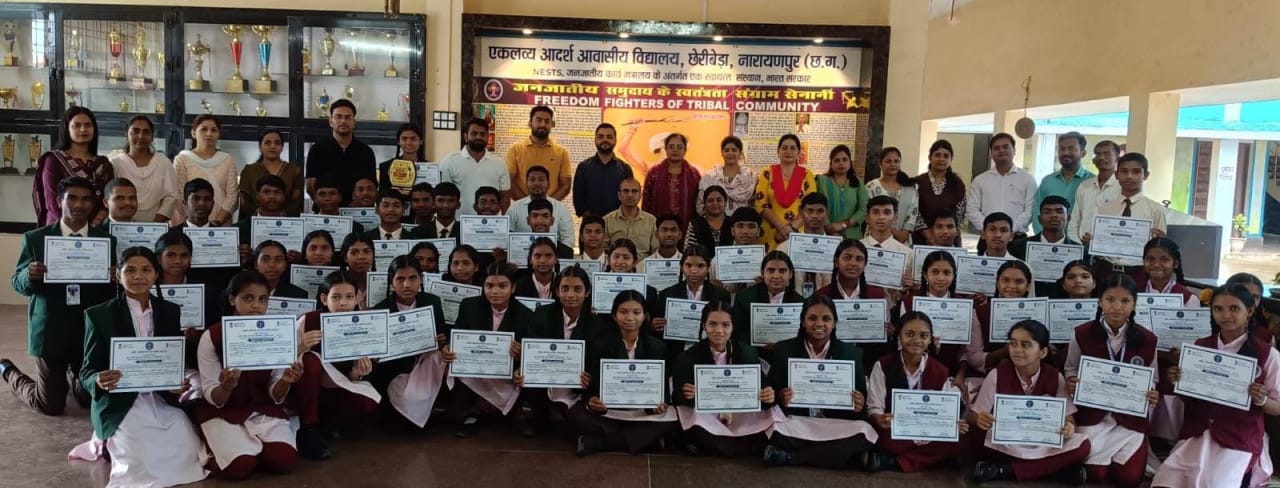 Talented students from the tribal region of Narayanpur went on an educational tour to the Parliament House in New Delhi.