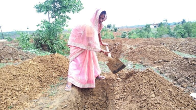 Rani Singh of village Parasgarhi said: 125 days of employment, Rs 300 per day wages and payment within 15 days changed the future of the family.