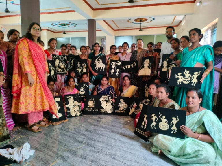 Steps towards self-reliance: 40 women from a group in Balodabazar received training in paddy and para art.