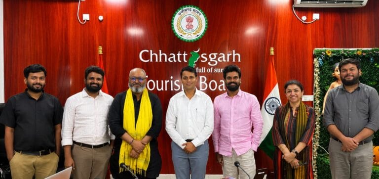 Writer-director of the film ‘Bharat Bhagya Vidhata’, Mr. Manoj Taparia and film producer Mr. Adi Sharma paid a courtesy call on Mr. Vivek Acharya, MD of Chhattisgarh Tourism Board.