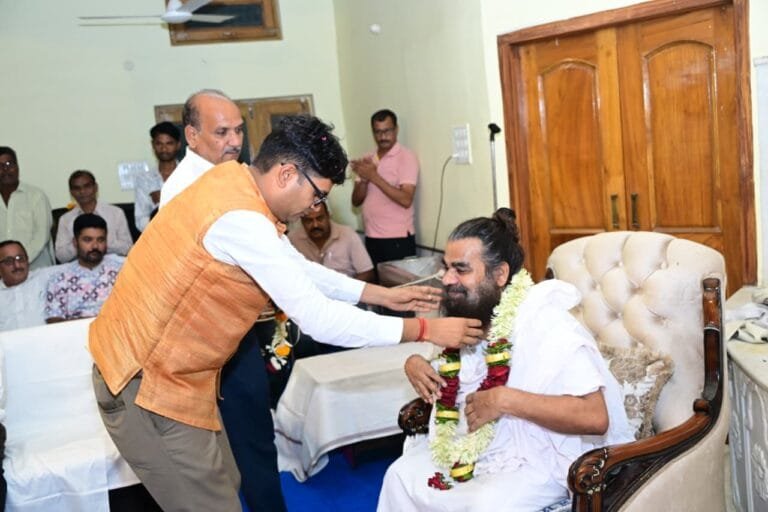Finance Minister Shri OP Choudhary reached Acharya Gaddi Sadguru Kabir Dham on Guru Purnima.