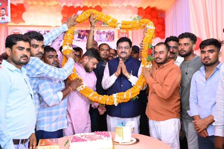 Food Minister Dayaldas Baghel’s birthday was celebrated with simplicity and intimacy amidst drizzle.
