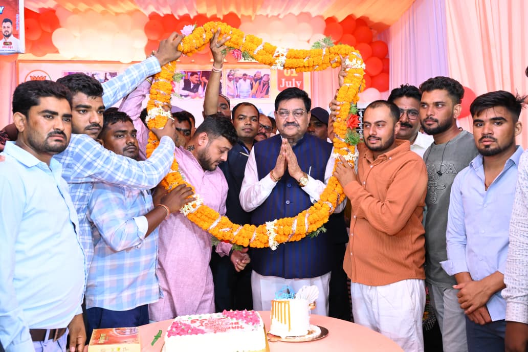 Food Minister Dayaldas Baghel’s birthday was celebrated with simplicity and intimacy amidst drizzle.