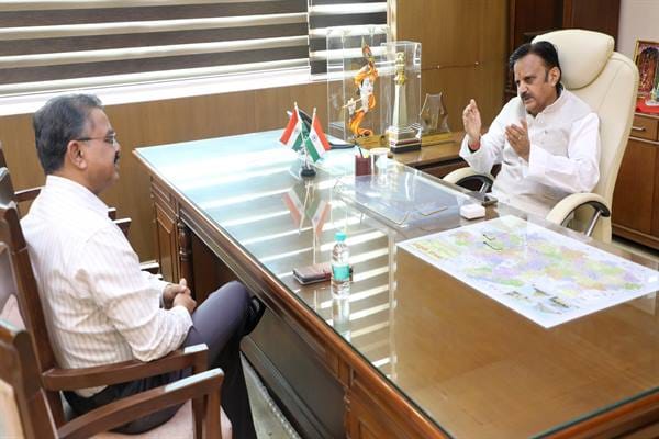 Upgradation of district hospitals and the process of approval of posts should be completed on priority: Deputy Chief Minister Shri Shukla
