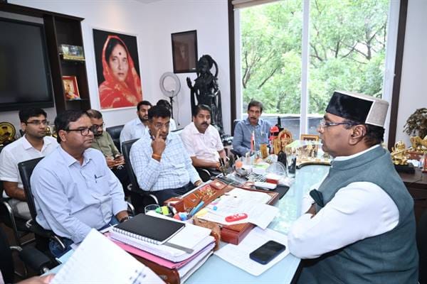 Minister Shri Sarang expressed his displeasure at the PWD officials who were strict over the delay in the Prabhat Chauraha flyover