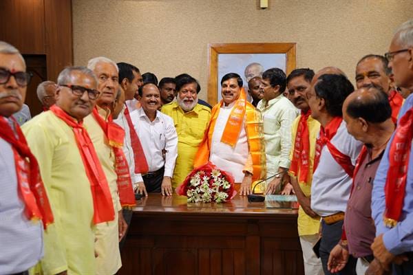 Chief Minister Dr. Yadav met the pensioners of Shajapur district