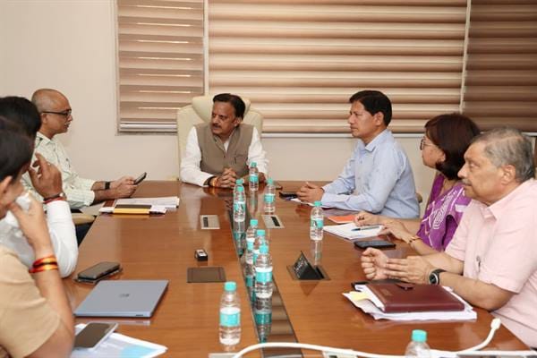 Deputy Chief Minister Mr. Shukla made a comprehensive review of the operation of Sheopur and Singrauli Medical College