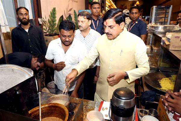 Chief Minister Dr. Yadav interacted with citizens during the road trip