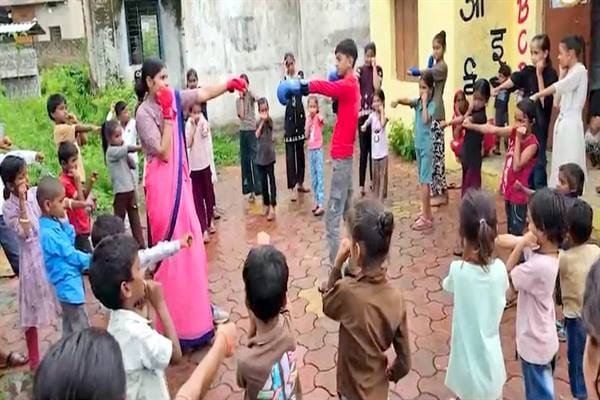 Boxer Divya Nagar of Ujjain is preparing children for international competitions