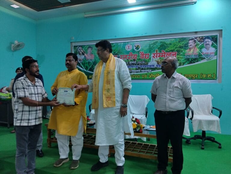 Historic Leap for Traditional Medicine: Minister Shri Kedar Kashyap Leads the Way in Mahasamund’s First Vaidya Sammelan Towards Certifying 660 Healers.