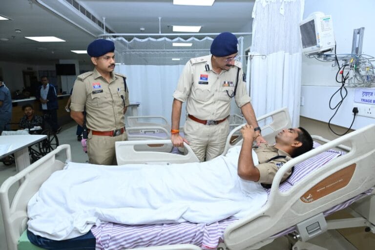 Police Commissioner Shri Sanjeev Shukla reached the hospital and enquired about the condition of the injured police personnel.