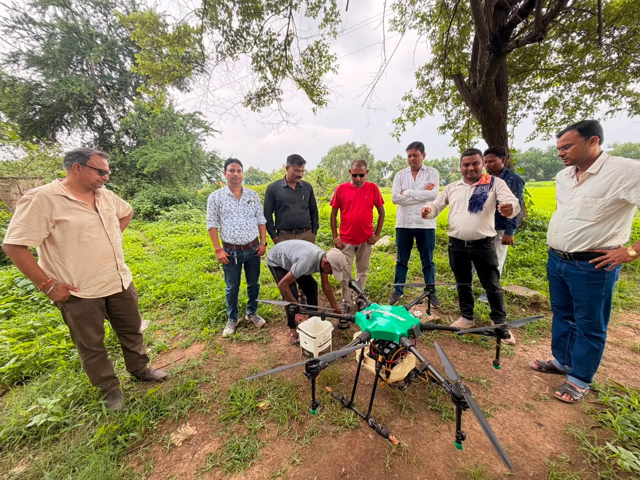  ‘Using technology in farming: Farmers saved time and labor on 40 hectares by spraying weedicide with drones.’