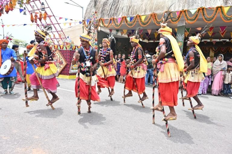  A live tableau of folk culture was displayed at the Chief Minister’s residence on the occasion of Chhattisgarh’s first festival, Hareli.