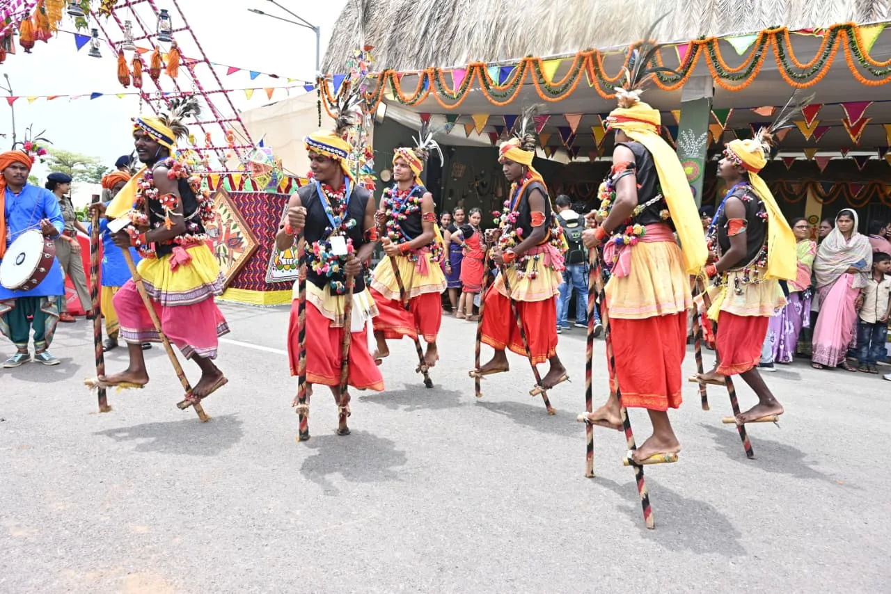  A live tableau of folk culture was displayed at the Chief Minister’s residence on the occasion of Chhattisgarh’s first festival, Hareli.