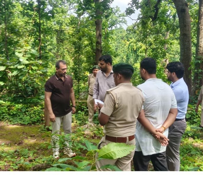 Principal Chief Conservator of Forests and Forest Force Chief inspected Bhairav ​​Pahad and Paryavaran Vatika in Jashpur.