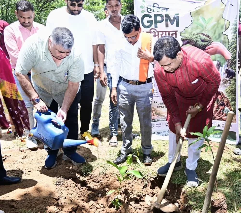 Minister in charge Shri Rajesh Agrawal planted saplings, pledged for green GPM on Hareli