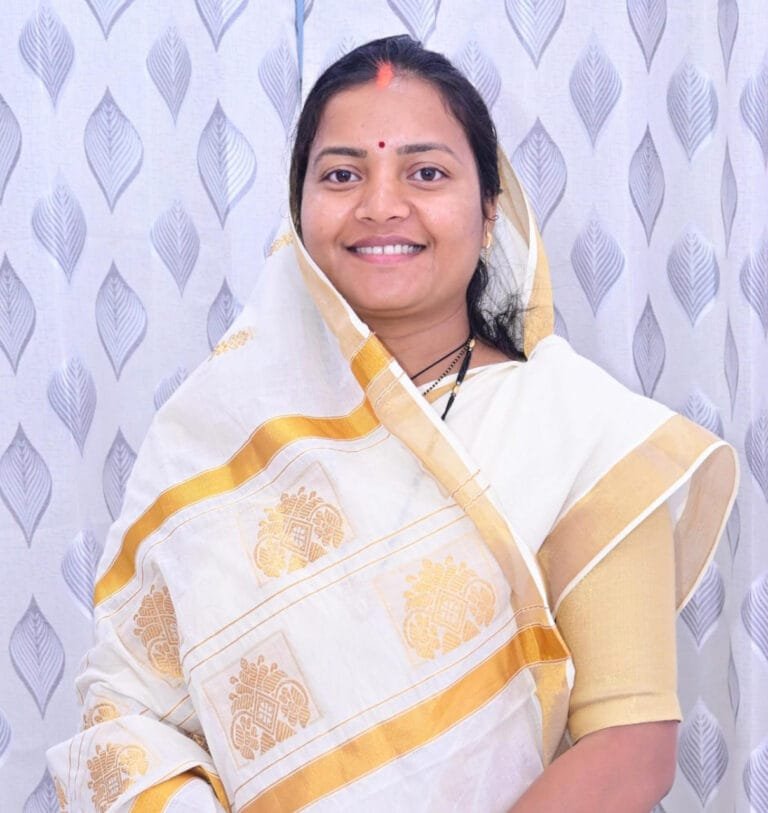 Minister Smt. Laxmi Rajwade discussed with railway officials for stoppage of Delhi-bound train at Bishrampur.