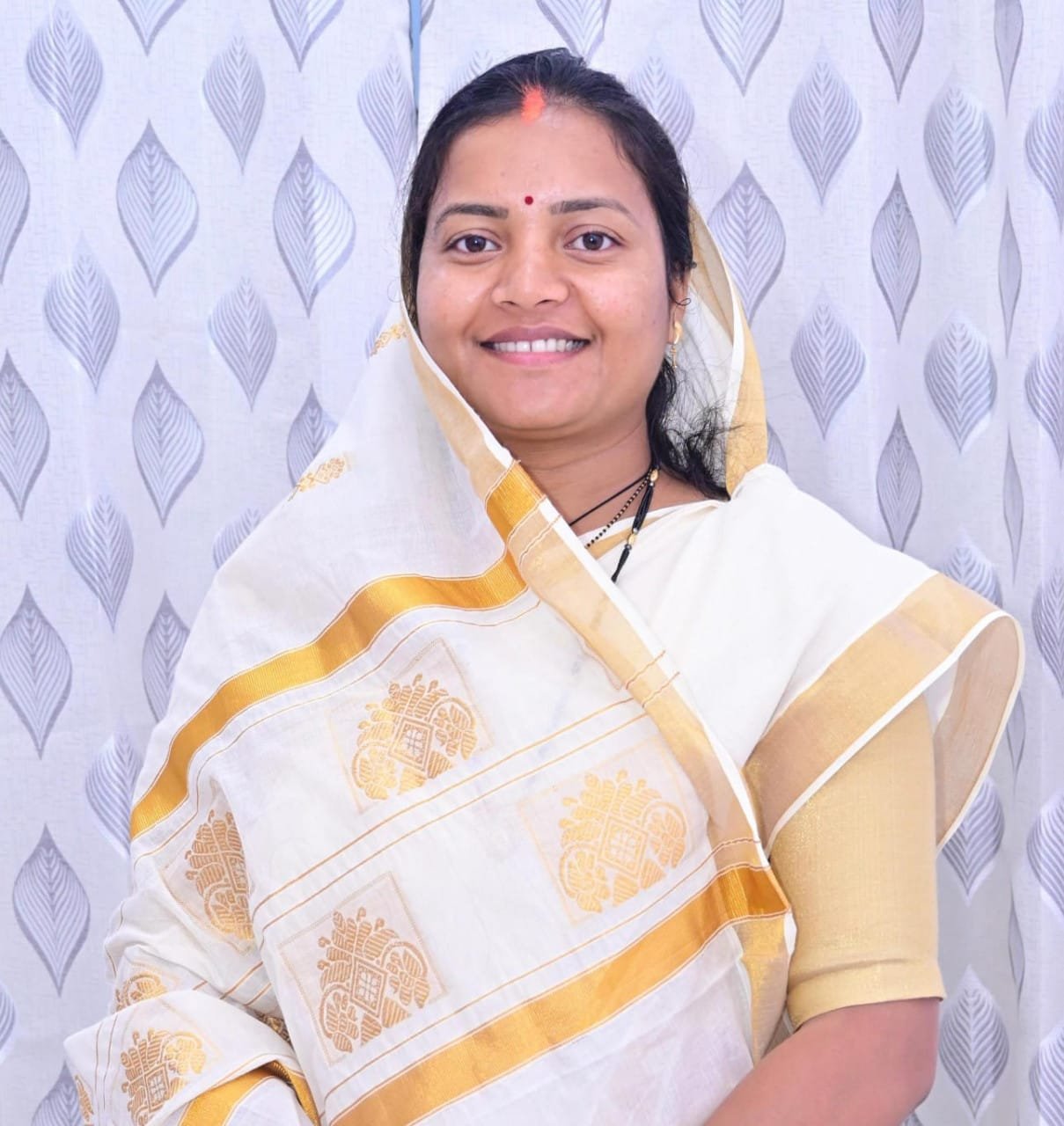 Minister Smt. Laxmi Rajwade discussed with railway officials for stoppage of Delhi-bound train at Bishrampur.