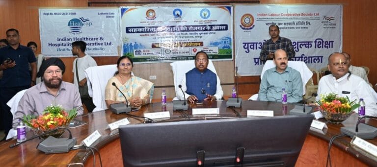  Agriculture Minister Shri Netam gave the mantra of ’employment through cooperation’ to the students.
