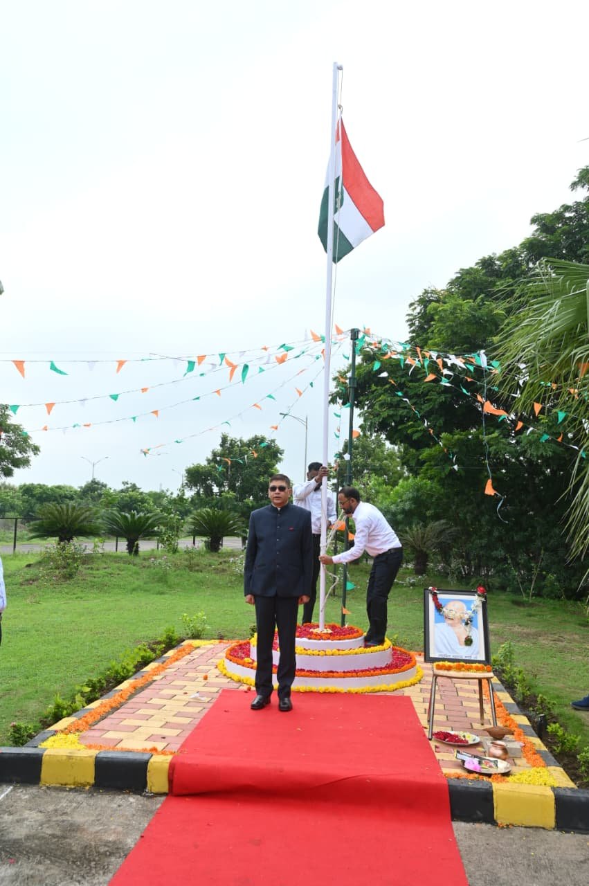 Chief Information Commissioner Shri Jain hoisted the flag at the State Information Commission.
