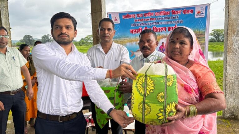  ‘Rural livelihoods will receive a new boost, 174 farmers in Korea received 1,020 bags of improved fish seed.’