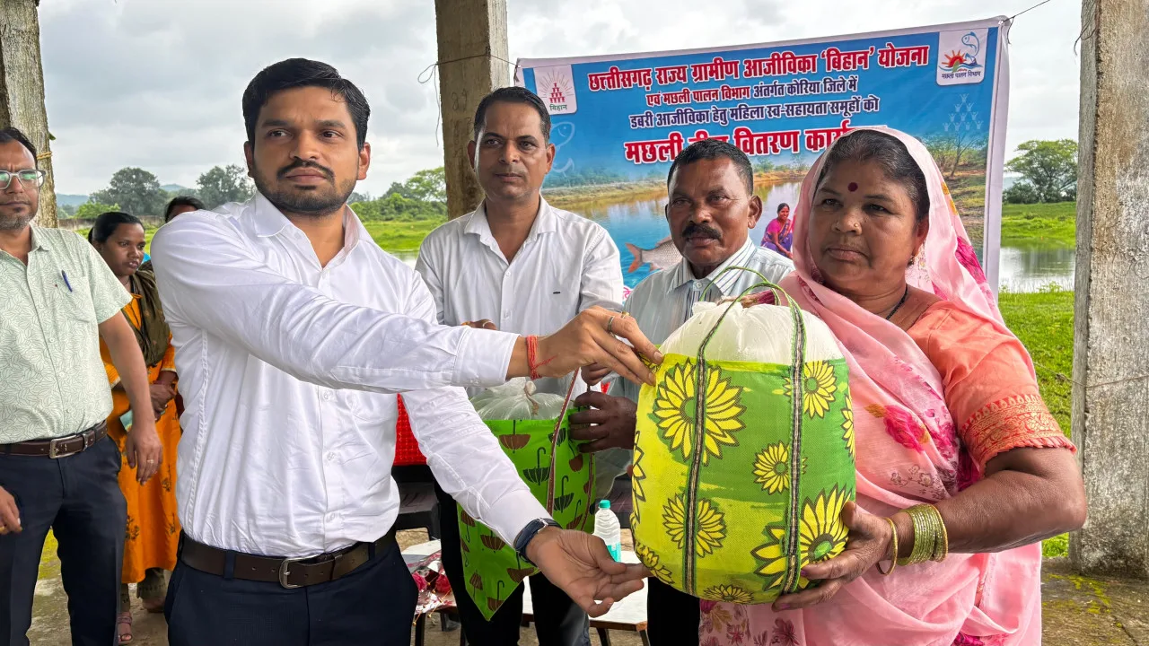  ‘Rural livelihoods will receive a new boost, 174 farmers in Korea received 1,020 bags of improved fish seed.’