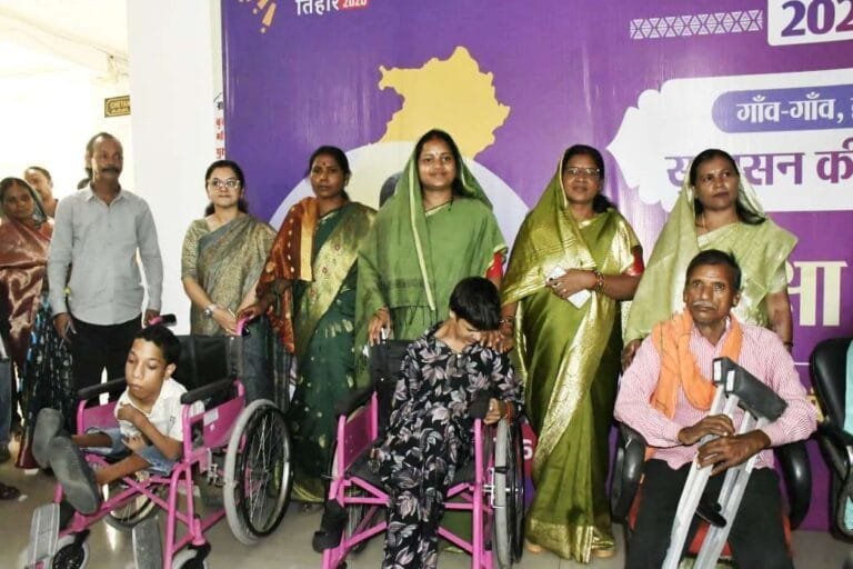 Minister Smt. Rajwade distributed wheelchairs and assistive devices to the disabled.