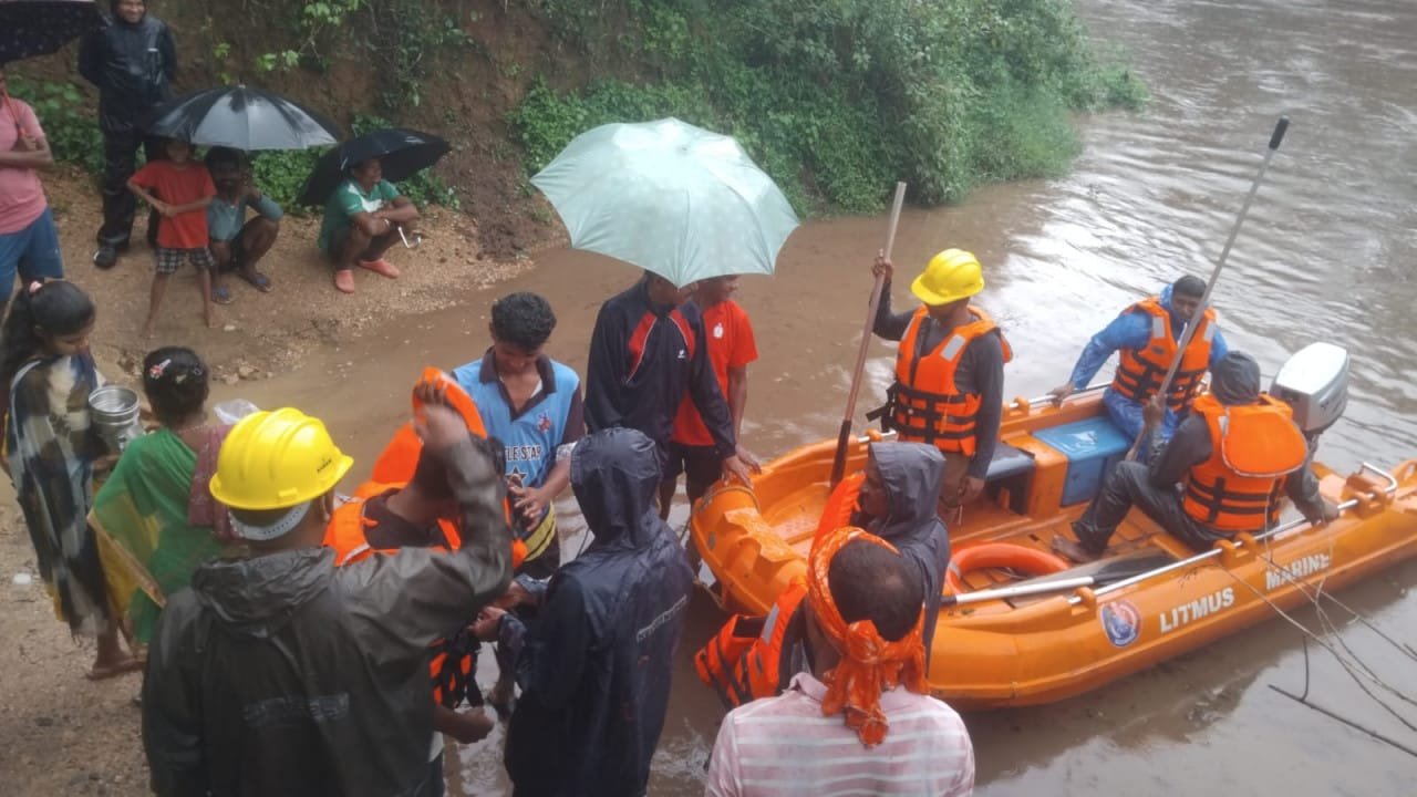 When Chintavagu river became a challenge, the city army came forward to help the villagers cross it safely by boat.