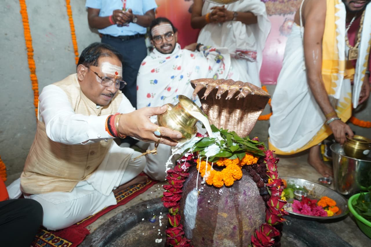 Chief Minister Shri Vishnudev Sai performed Rudrabhishek of Baba Karmeshwar and prayed for the happiness, prosperity and well-being of the people of the state.