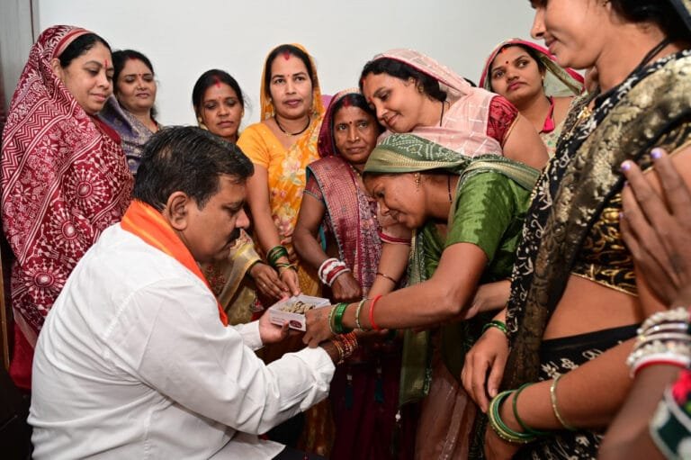 Bihan’s Didis congratulated Deputy Chief Minister Shri Vijay Sharma by tying Rakhi to him and shared their experiences of Gujarat tour.
