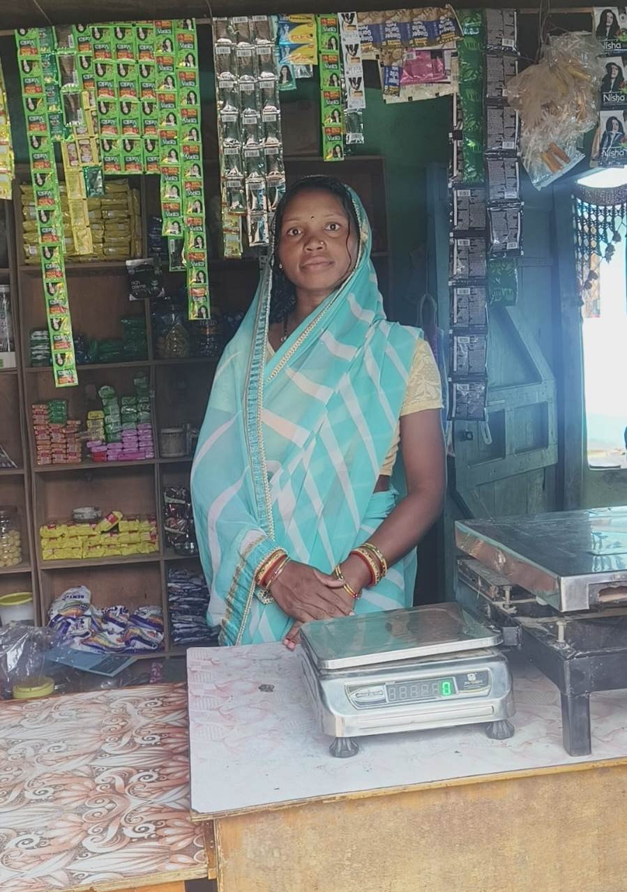 Inspirational story of Suman Lata Wakare, who changed her fortune by joining the group, became a millionaire from a grocery shop owner.